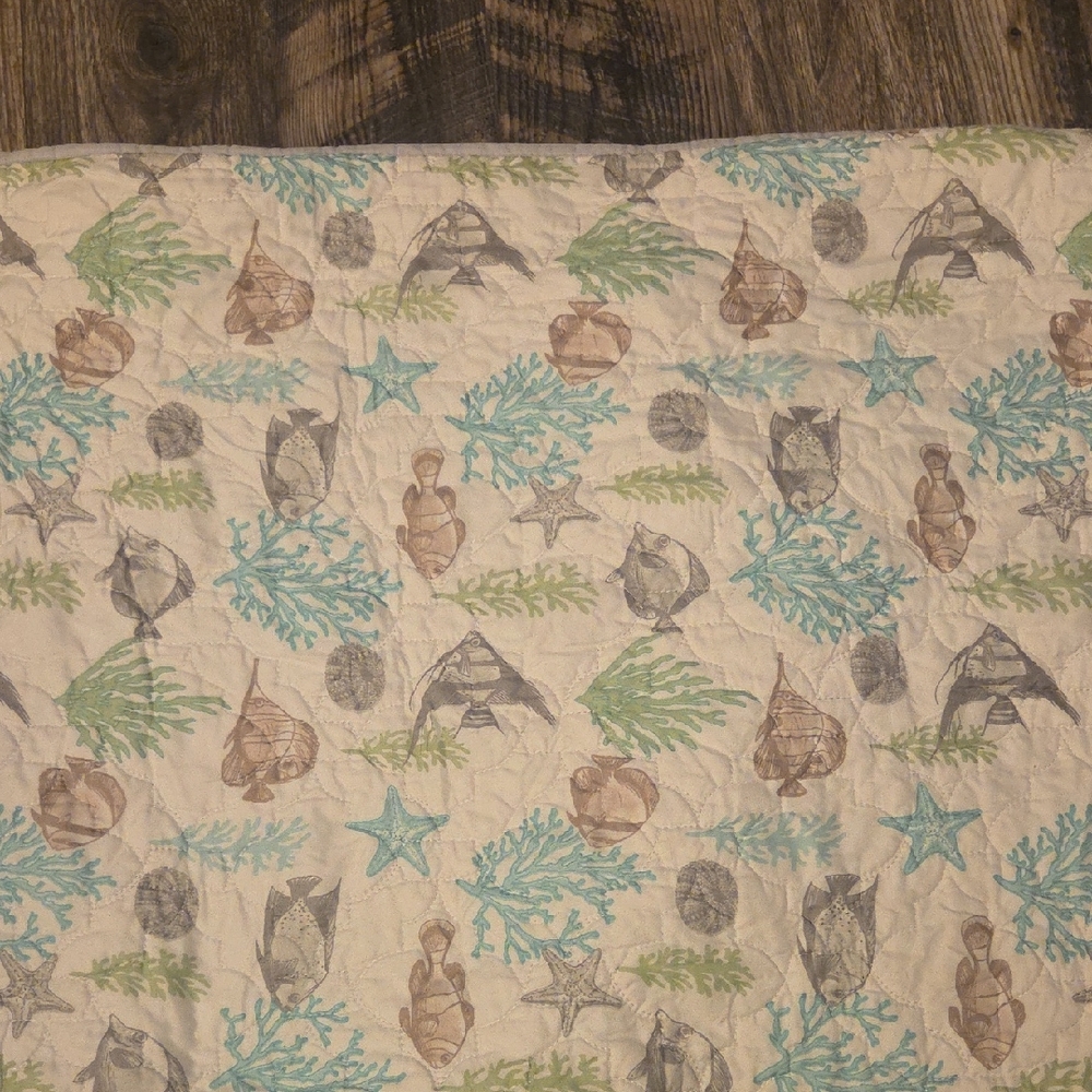 Full and Queen Sea Life Patterned Quilt